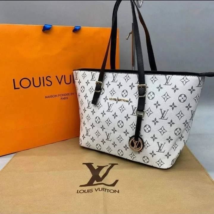 317615564_213378434444490_4564484338568308421_n Designer Handbags – Luxury Wholesale Pallets - Image 6