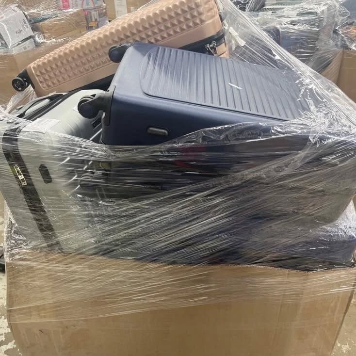 345882297_1617055185463772_3191053885687039409_n Macy’s Customer Returns – Suitcases, Handbags & Purses Pallet - Image 2