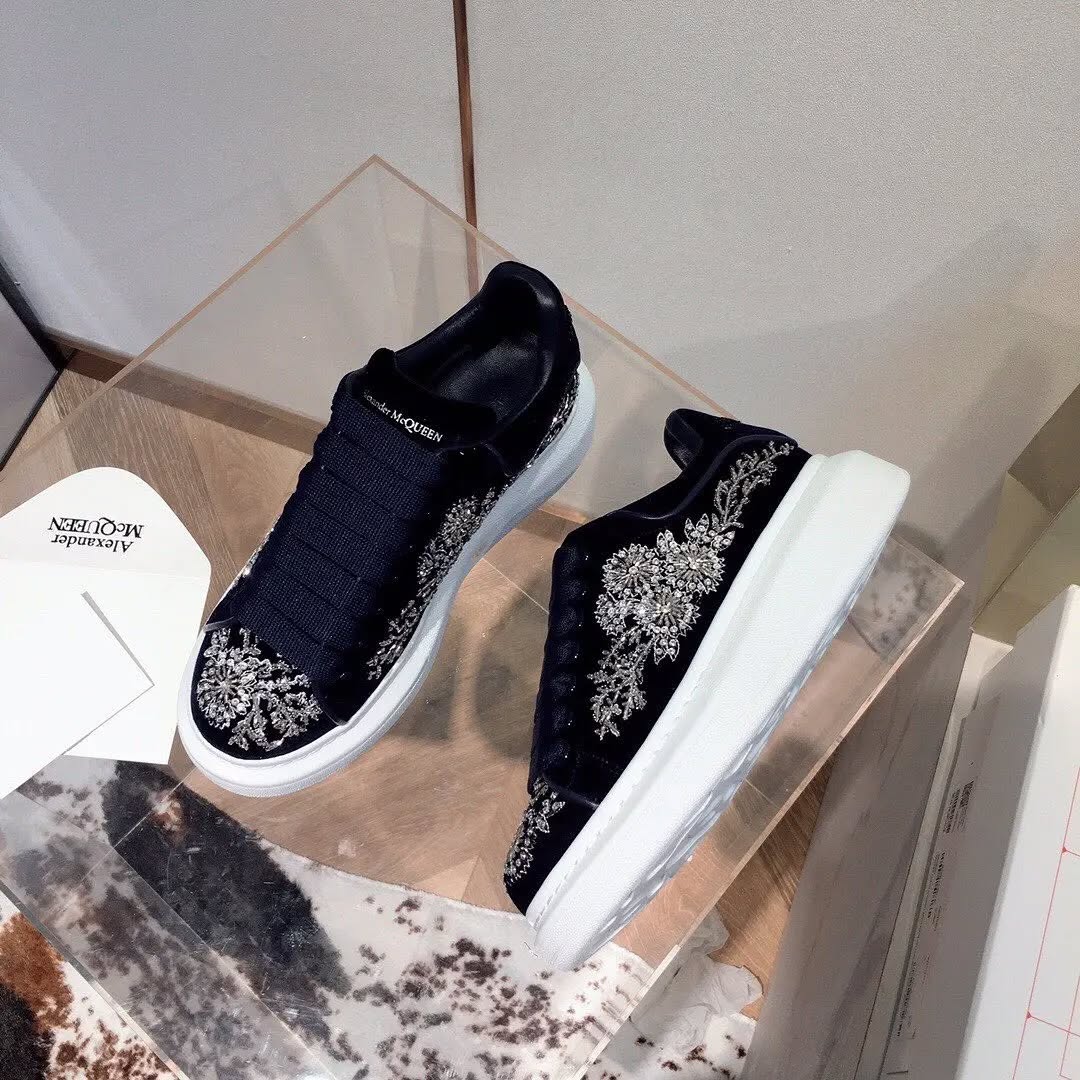 441265899_1638532713576856_789499047737311336_n Authentic Alexander McQueen Sneakers Shoe Pallets – Wholesale - Image 8